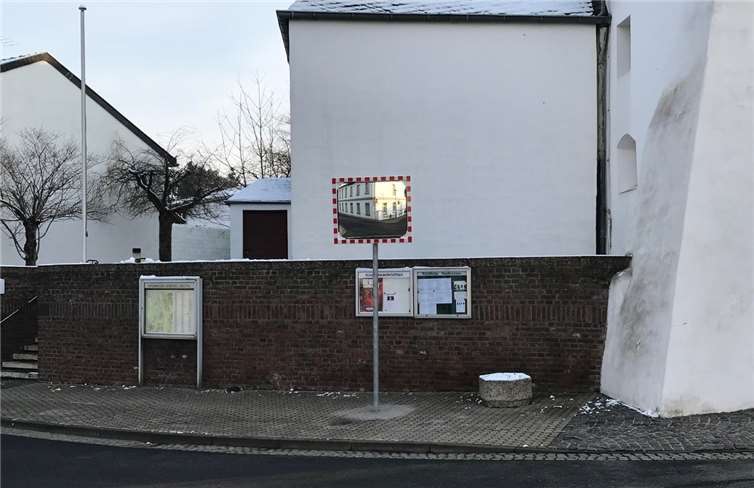 Der Verkehrsspiegel wurde nun endlich installiert. privat