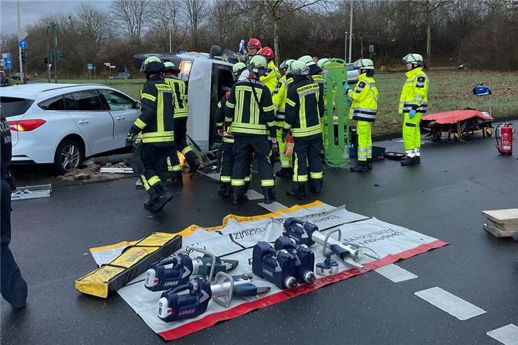Der Verkehrsunfall auf dem Konrad-Adenauer-Damm. Foto: Feuerwehr und Rettungsdienst Bonn