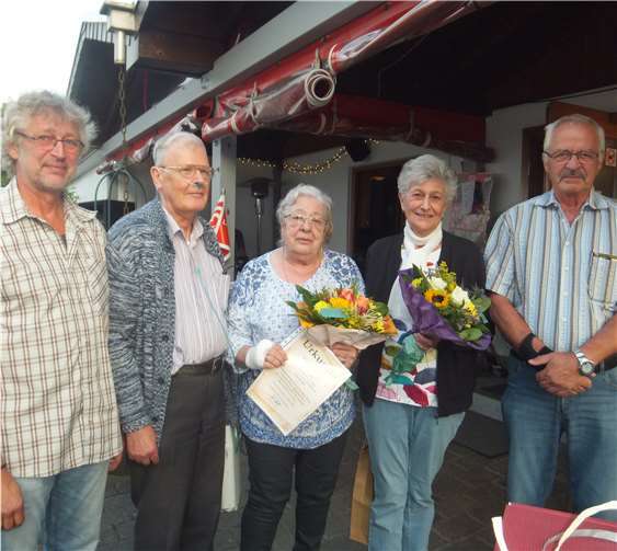 Der Verkehrsverein Niederbreitbach ehrte langjährige Dauercamper. privat