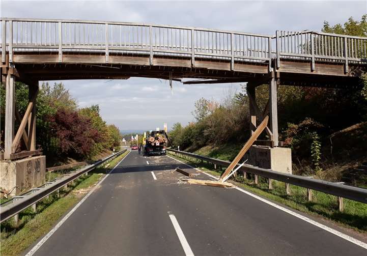 Der Verladekran eines Lkw war mit einer Brücke kollidiert, die danach abgebaut werden musste. Foto: Polizei