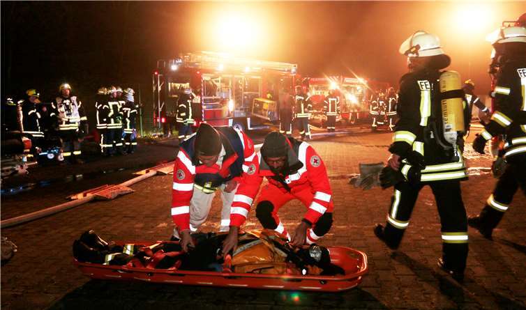 Der Verletzte wird vom Notarzt weiter versorgt.