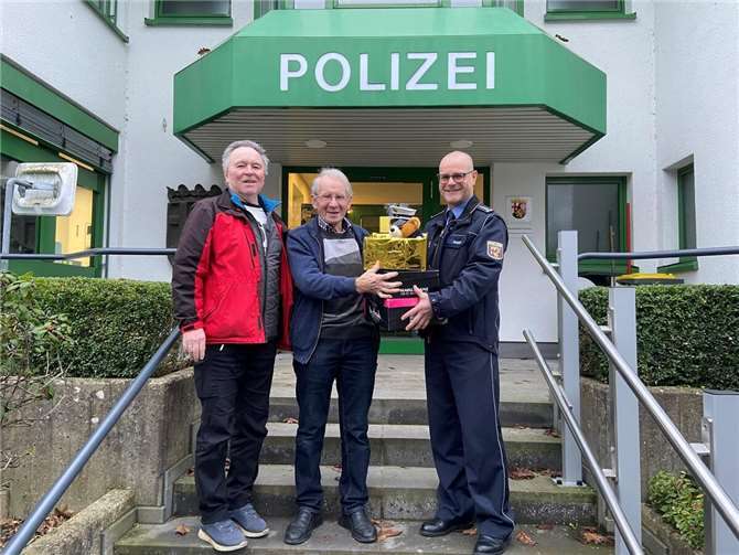 Der Verlierer der Pakete, Herr Kind, nimmt die Pakete von Dienststellenleiter Frank Boden in Altenkirchen entgegen.Foto: Polizeipräsidium Koblenz