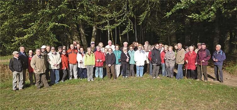 Der Verschönerungsverein Kirchspiel Anhausen bei seiner jährliche Wanderung. Heike Schmitz