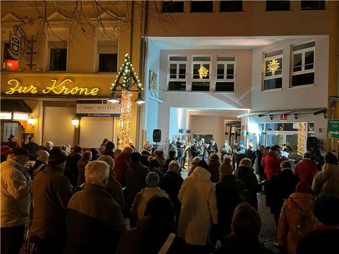 Der Verschönerungsverein Remagen und der Männerchor haben vor dem ersten Advent wieder zum traditionellen Adventsansingen auf dem Remagener Marktplatz eingeladen.  Foto: privat