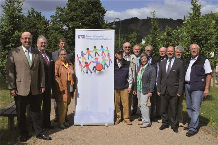 Der Verschönerungsverein bei der Spendenübergabe durch die Volksbank Rhein-Ahr-Eifel durch Bruno Jäger (2.v.l.) und Rainer Beyer (3.v.r.).