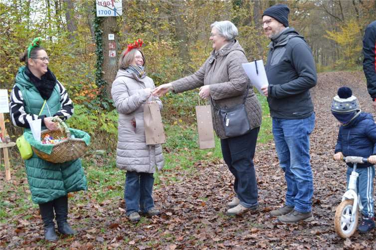 Der Verschönerungsverein dankt Anika Schlaud und Sonja Hansen. Foto: AB