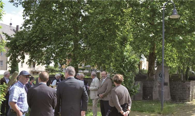 Der Verschönerungsverein mit Gästen und rechts eine der drei neuen Laternen.