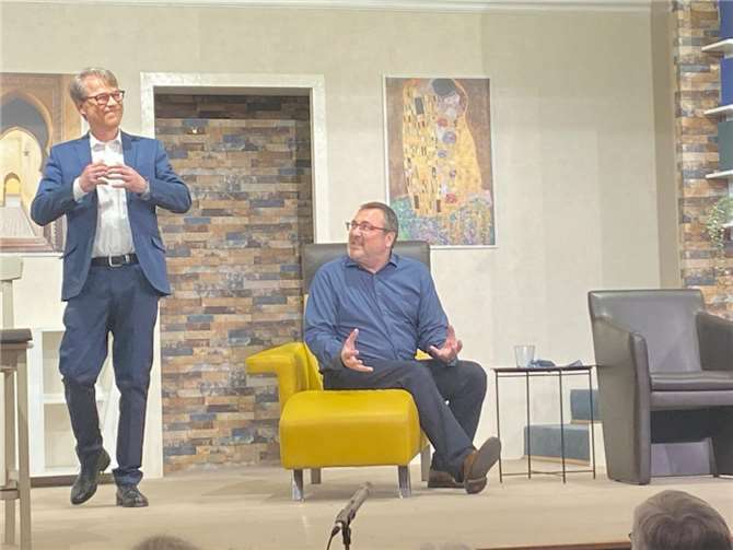 Der Versicherungsmakler heilt am Ende mit seinen eigenwilligen „Behandlungsmethoden“ die ganze Familie.