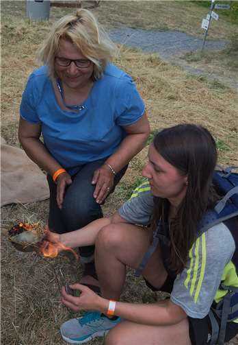 Der Versuch Feuer anzuzünden gelang diesen Damen.
