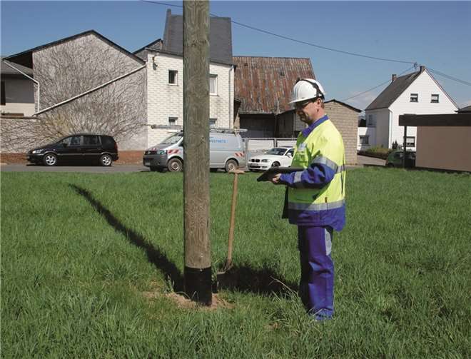 Der Verteilnetzbetreiber Westnetz überprüft wieder die Holzmasten zur Stromversorgung. Dazu gehört auch das Freilegen des Mastfußes, um diesen auf seine Standfestigkeit zu untersuchen.Westnetz GmbH