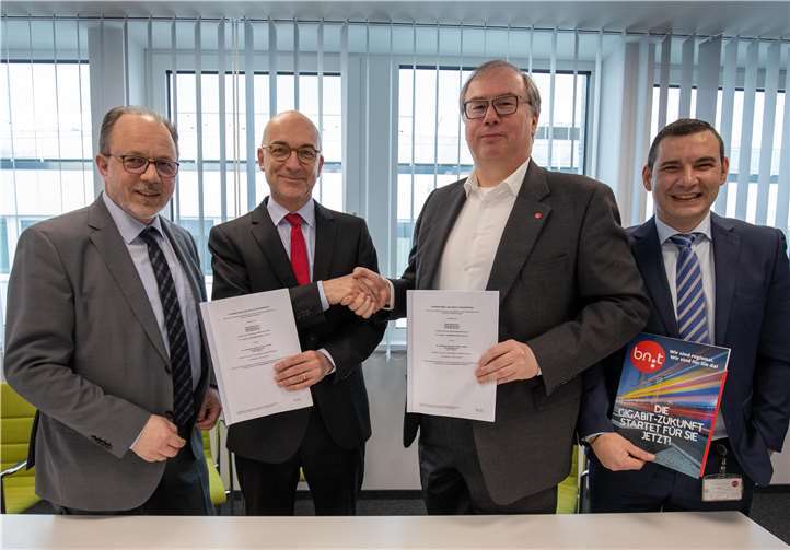 Der Vertrag ist unterschrieben, nun kann die Erschließung der Privathaushalte angepackt werden.