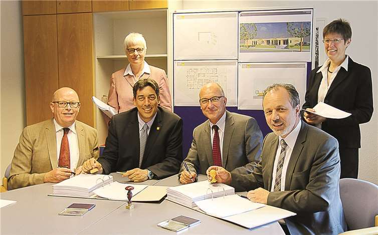 Der Vertrag zum Neubau einer Kita auf dem Gebiet „Nördliche Stadterweiterung ist unter Dach und Fach. Hier wird der Vertrag unterzeichnet (v.li.: Bernhard Reuter und Matthias Rütten von der Fa. Ed. Züblin, BM Bert Spilles mit seinem 2. Technischen Beigeordneten Heinz-Peter Witt). In der zweiten Reihe die Damen Elisabeth Leidinger (li.) und Andrea Schröder von der NRW.Bank. Foto: Stein
