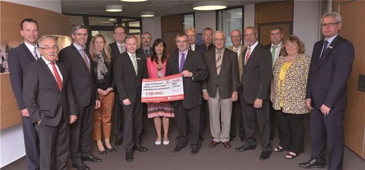 Der Verwaltungsratsvorsitzende Landrat Dr. Alexander Saftig, die Verwaltungsratsmitglieder der gerade zu Ende gegangenen Wahlperiode und der KSK-Vorstand präsentieren den „großen Scheck“ zur Aufstockung des Stiftungskapitals.  Privat