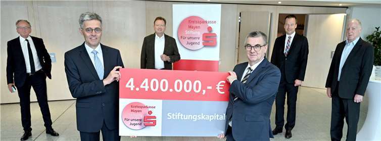 Der Verwaltungsratsvorsitzende Landrat Dr. Alexander Saftig (3.v.r.) und der KSK-Vorstandsvorsitzende Karl-Josef Esch (2.v.l.) sowie KSK Vorstandsmitglied Christoph Weitzel (2.v.r.) freuen sich gemeinsam mit den drei Verwaltungsratsmitgliedern Achim Hütten (1.v.r.) Georg Moesta (3.v.r.) und Klaus Meurer (ganz rechts) stellvertretend für den gesamten KSK-Verwaltungsrat über die Aufstockung des Stiftungskapitals „Für unsere Jugend“.Foto: KSK Mayen/Ralph Künzel