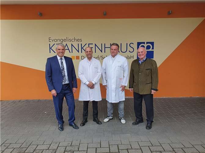 Der Verwaltungsratsvorsitzende Rolf-Peter Leonhardt und die Mitglieder der Krankenhausleitung begrüßen Dr. med. Christof Reiner, den neuen Chefarzt der Inneren Medizin II im Evang. Krankenhaus Dierdorf/Selters.  Foto: Ev. Krankenhaus Dierdorf/Selters gGmbH