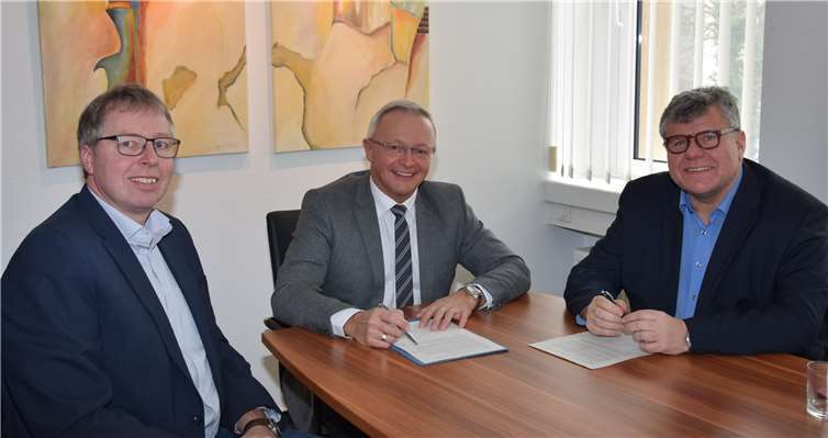 Der Verwaltungsrechtsstreit wegen der Baugenehmigung des Werbeturms an der A3 ist endgültig beigelegt. Die Ortsgemeinde Oberraden verzichtet auf einen Gang in die Berufung. Dies teilte nunmehr der Oberradener Ortsbürgermeister Achim Braasch (l.) in einem Gespräch dem Landrat Achim Hallerbach (Mitte) und Ersten Kreisbeigeordneten Michael Mahlert (r.) mit.Foto: privat