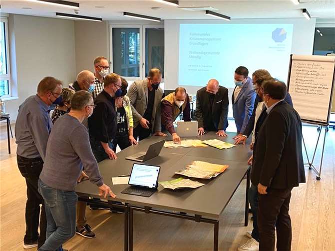 Der Verwaltungsstab der Vergandsgemeinde Mendig trainiert mit den Experten der Deutschen Bevölkerungsschutz Akademie den Ernstfall.  Foto: Verbandsgemeinde Mendig