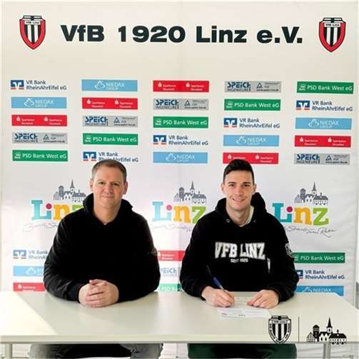 Der VfB-Sportliche Leiter Björn Schneider mit Neuzugang Aleksandar Szlatkov. Fotos: Max Jäger