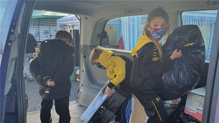 Der VfL Oberbieber spendete Spielsachen und Kleidung an die Neuwieder Tafel.Foto: Privat