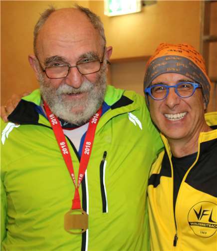 Der VfL-Vorsitzende Wolfgang Bernath gratuliert Bernd Mertgen (links) zur Bewältigung des Siebengebirgscups.