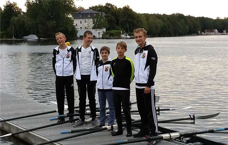 Der Vierer vor dem Beginn der Wettkämpfe auf der Olympia-Regattastrecke in Grünau (v.l.): Schlagmann Julian Harwarth, Simon Haible, Steuermann Elias Kohl, Lukas Müller und Jan Mies.  privat