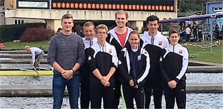 Der Vierer vor dem Beginn der Wettkämpfe auf der Olympia-Regattastrecke in Grünau (von links nach rechts): Betreuer Paul Becker, Julian Harwarth, Leon Spies, Betreuer Florian Stein, Steuerfrau Julia Bischof, Schlagmann Steffen Theisen und Michael Pütz. Privat