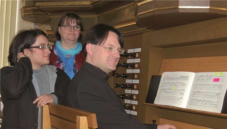 Der Virtuose: Sven Scheuren am Spieltisch der West-Orgel.-FA-