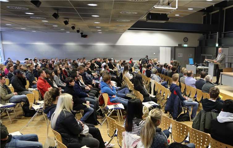 Der Vizepräsident der Hochschule Koblenz, Prof. Dr. Dietrich Holz, begrüßte die 345 Erstsemesterstudenten im Audimax. privat