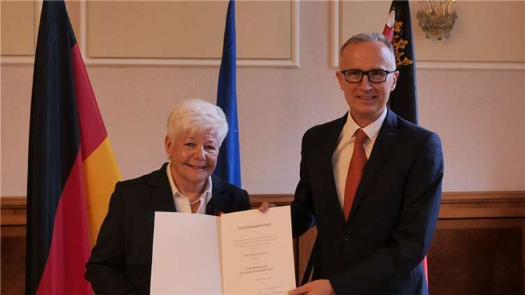 Der Vizepräsident der SGD Nord, Prof. Dr. Martin Kaschny, händigte in Vertretung von Frau Ministerpräsidentin Malu Dreyer die Verdienstmedaille des Landes Rheinland-Pfalz an Johanna Klein aus Hilgert aus.  Foto: SGD Nord
