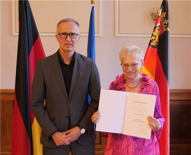 Der Vizepräsident der Struktur- und Genehmigungsdirektion (SGD) Nord, Prof. Dr. Martin Kaschny, händigte in Vertretung von Frau Ministerpräsidentin Malu Dreyer die Verdienstmedaille des Landes Rheinland-Pfalz an Hildegard Güttes aus Remagen-Oberwinter aus. Foto: SGD Nord