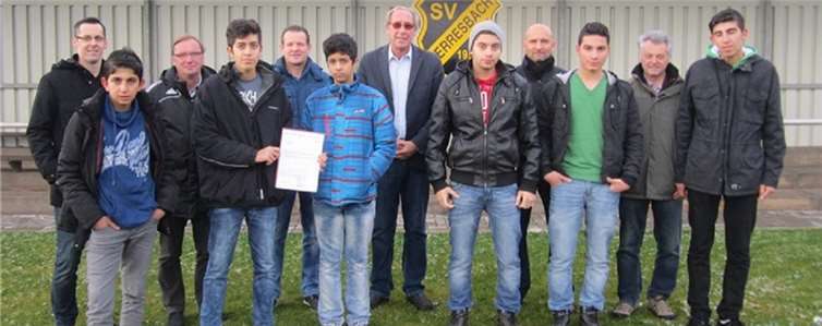 Der Vizepräsident des Fußballverbandes Rheinland, Norbert Neuser, zuständig für den Bereich Soziales und Integration, ließ es sich nicht nehmen, die Scheckübergabe an den SV Herresbach vorzunehmen.privat