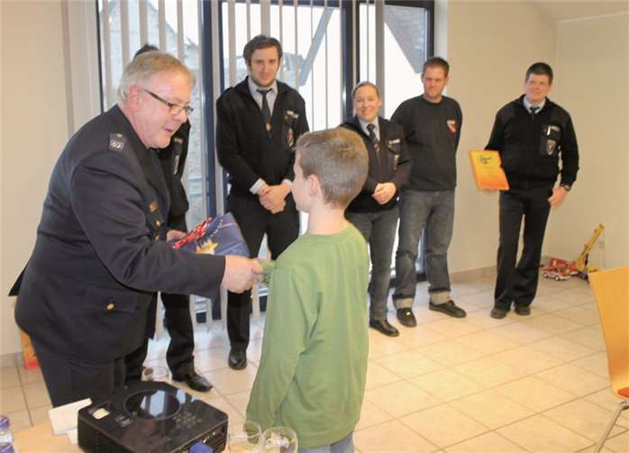 Der Vizepräsident des Landesfeuerwehrverbandes Rheinland-Pfalz Peter Gerhards hatte den „jungen Löschmeistern“ ein Geschenk mitgebracht.