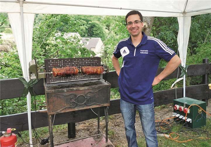 Der Volkesfelder Metzgermeister Stefan Schäfer verwöhnte die Gäste mit köstlichem Spießbraten.