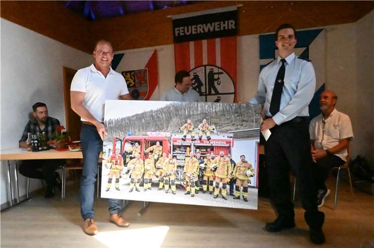 Der Volkesfelder Wehrführer Matthias Wingender bekam von Jörg Lempertz, dem Bürgermeister der Verbandsgemeinde Mendig, ein Mannschaftsbild geschenkt.
