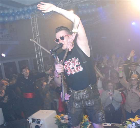 Der „Volks-Rock’n Roller Joey Gabalögl brachte als erster Top-Act des Abends mit Astgabel-Mikrofon und alpenländischen Hits aus der Steiermark Schwung in die Großmaischeider Sporthalle. KER