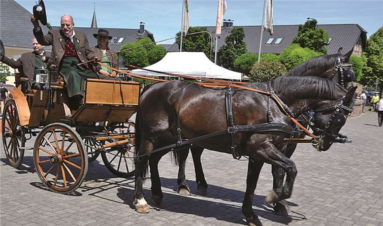 Der Volksschauspieler Bernd Helfrich mit seinen „Moritzburgern“ vor dem Landratswagen.
