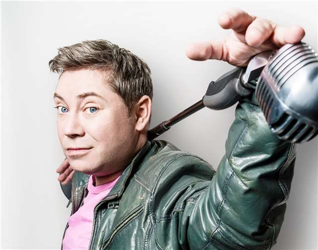 Der Vollblutcomedian macht seine Zuschauer zum Teil seiner Show und tut alles, um mit ihnen herauszufinden, was wirklich glücklich macht. Foto: Robert Matschke