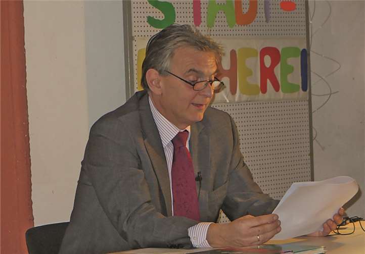 Der Vorleser: Bürgermeister Claus Peitz.  MKA