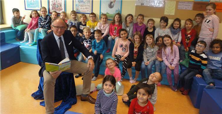 Der Vorlesetag mit Oberbürgermeister Hütten war ein ganz besonderes Ereignis für die Erstklässler.Fotos: privat