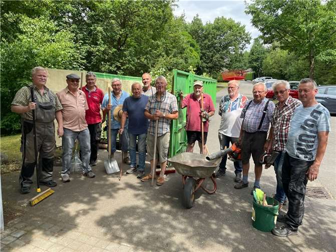 Der Vormittag war anstrengend, aber erfolgreich: Der Container wurde mit Schnittgut gefüllt.  Foto: Rudolf Boden