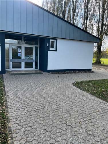 Der Vorplatz des Sportlerheims sieht wieder aus wie neu. Foto: privat