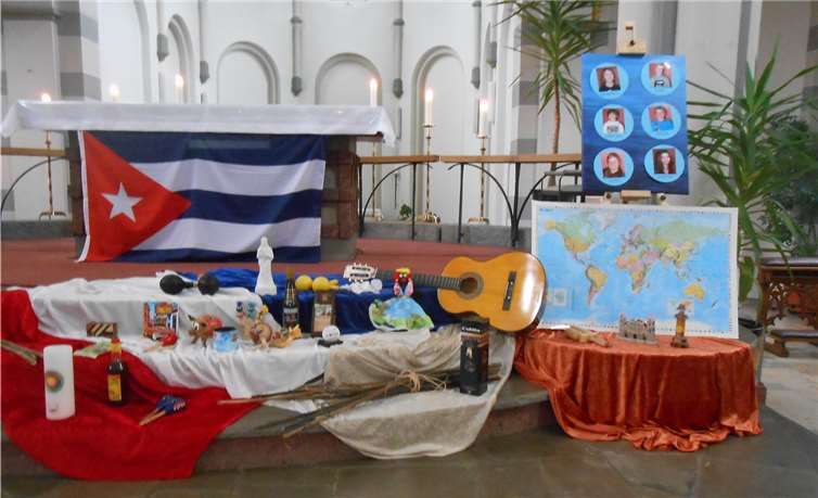 Der Vorraum des Altares in der Dattenberger Kirche wurde mit kubanischen Symbolen und Erzeugnissen gestalteten. privat