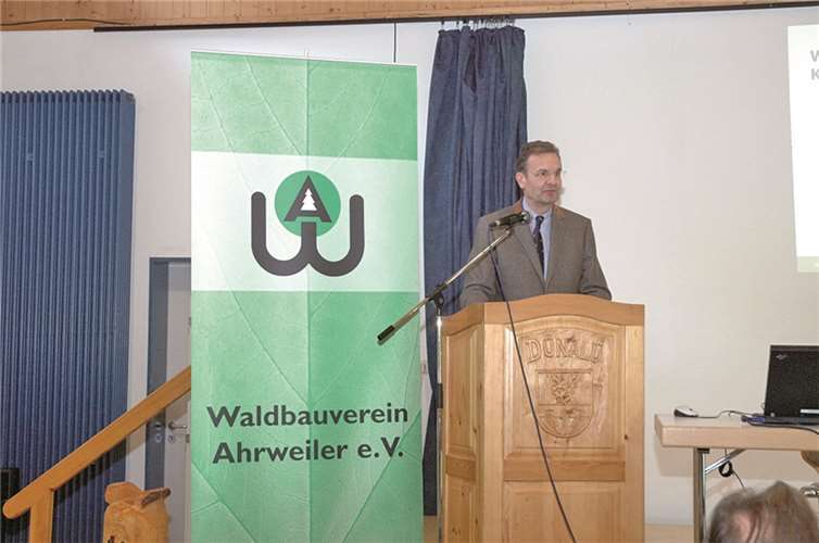 Der Vorsitzende Albrecht Freiherr von Boeselager betonte die Empfindlichkeit des Waldes.