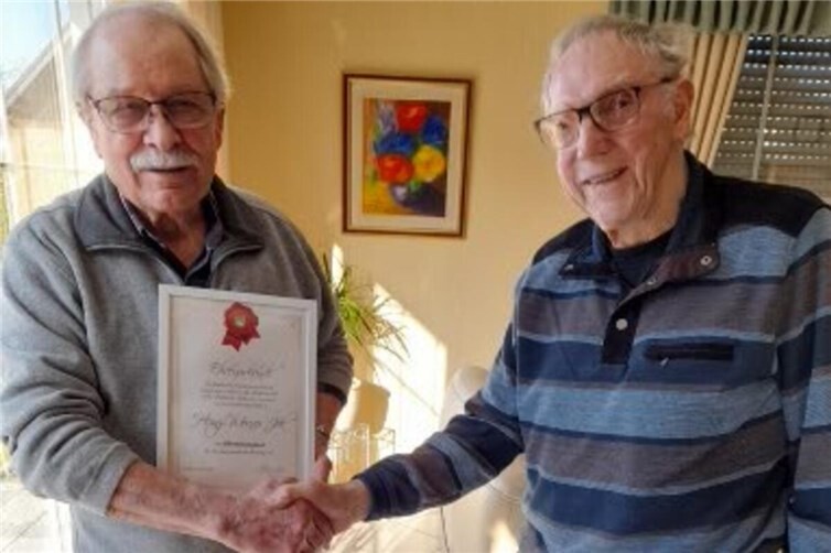 Der Vorsitzende Alfred Syré gratuliert Heinz Jek zur Ernennung