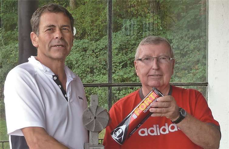 Der Vorsitzende Alois Diewald gratuliert dem Sieger des Turniers und Gewinner des Wanderpokals Kurt Mittler.