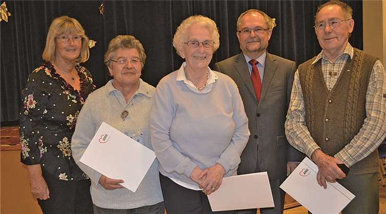 Der Vorsitzende Andreas Johnsen (2.v.r.) und die stellvertretende Vorsitzende Renate Cichuttek (li.) ehrten (v.li.) Ingelore Trebschuh, Maria Matthias und Wilhelm Monjau. AB