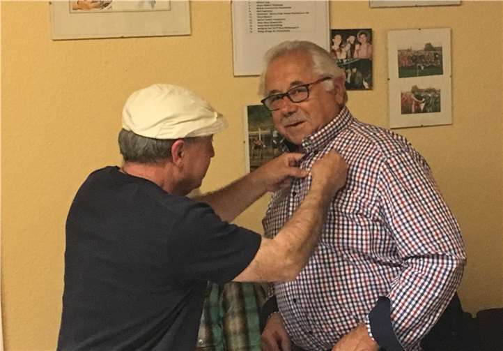 Der Vorsitzende Antonio Lopez verlieh Heinz Walbröl die höchste Auszeichnung, die der TuS Oberwinter zu vergeben hat.privat