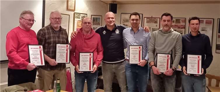 Der Vorsitzende Dennis Christ ehrte die SVF-Jubilare.  Foto: privat