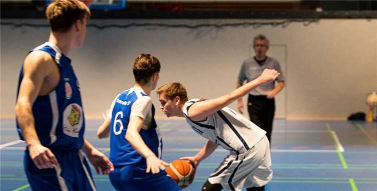 Der Vorsitzende Dennis Decker setzt sich am Ball durch. Das Bild ist vor der Corona-Pause entstanden. Foto: Peter Schmitz