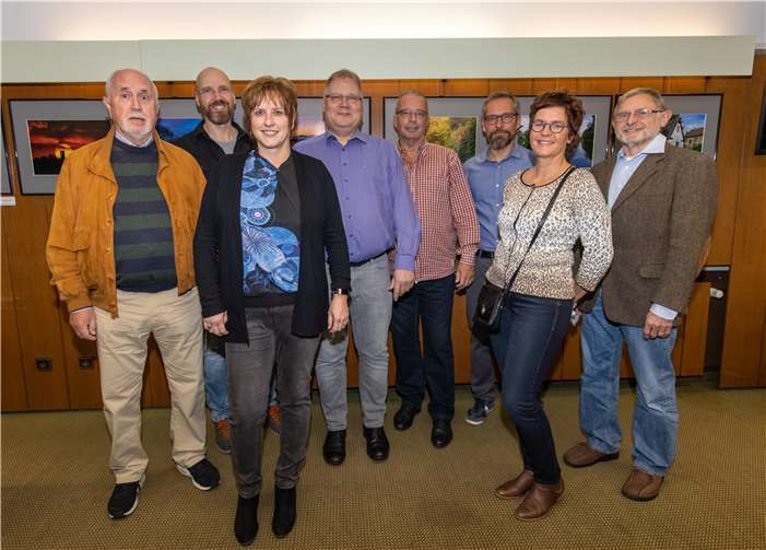 Der Vorsitzende Dieter Mehlhaff (r.) und Mitglieder des Fotoclubs stellten ihre Arbeit vor.Fotos: CEW